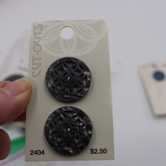 Button Lot Vintage & Modern Most on Cards Sewing Lot Craft Lot Buttons - Picture 3 of 10